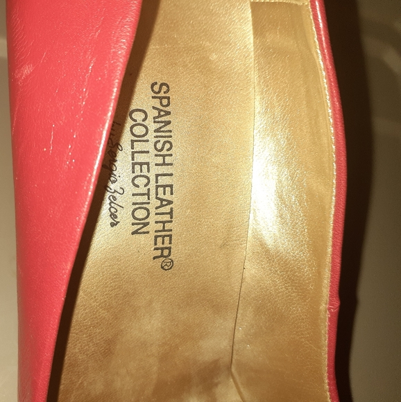 Red Pumps 10 - Picture 2 of 4